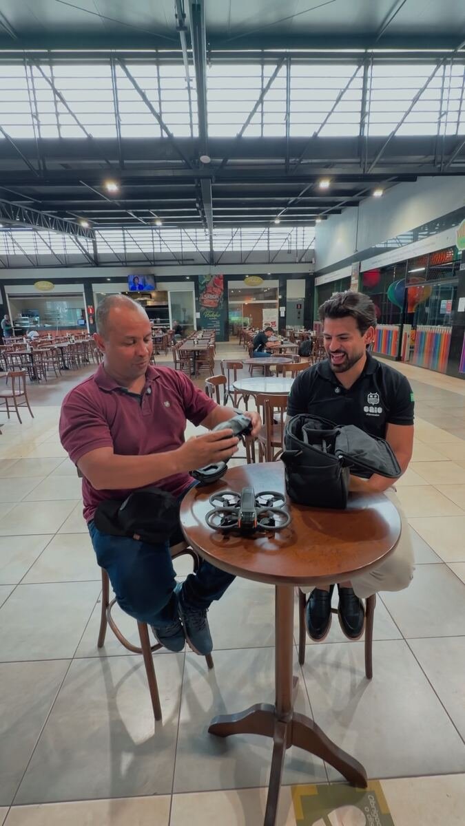 Caio Videomaker entregando drone pessoalmente a um ganhador